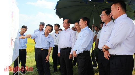 Lãnh đạo 2 tỉnh Nghệ An và Bình Dương thăm khu đất quy hoạch xây dựng Dự án VSIP  tại xã Hưng Tây (Hưng Nguyên).Ảnh: cảnh nam