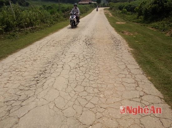 Mặt đường nhựa đã hỏng