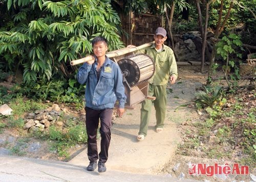 Gánh máy tuốt lúa thủ công ra ruộng là phương pháp mà hầu hết bà con trong huyện Tương Dương đang sử dụng.