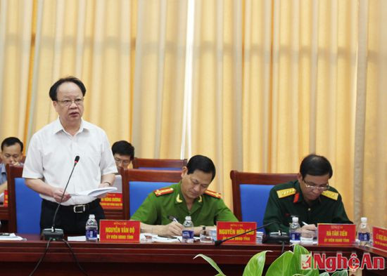 Đồng chí Nguyễn Văn Độ, Giám đốc Sở KH và Đầu tư thảo luận về các giải pháp để hoàn thành KH  Kinh tế  xã hội  năm 2015