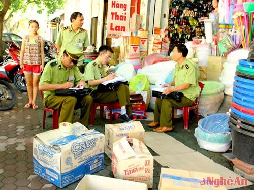 Cán bộ quản lý thị trường  kiểm tra, xử phạt các cửa hàng bán mỹ phẩm  không rõ nguồn gốc trên địa bàn Thành phố Vinh.