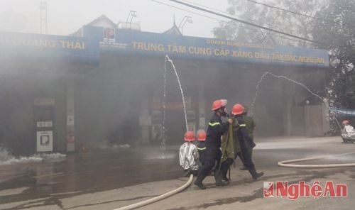  Lực lượng PCCC số 3 phun nước làm mát khu vực cháy.