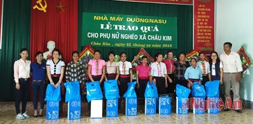 Lãnh đạo công ty mía đường Nasu trao quà cho chị em phụ nữ Châu Kim