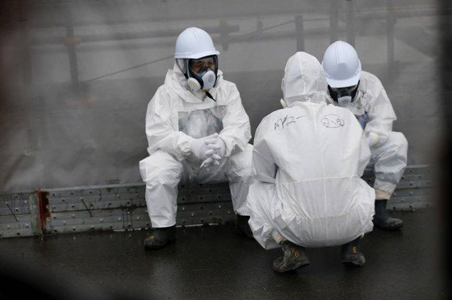 Các công nhân làm việc trong nhà máy điện hạt nhân Fukushima. (Ảnh: AP)