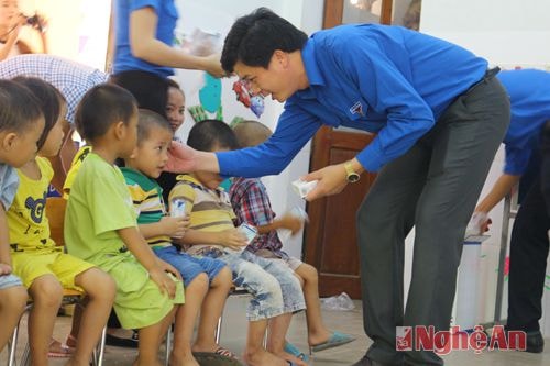Đồng chí Nguyễn Đinh Hùng - Ủy viên BCH Tỉnh ủy - Bí Thư Tỉnh Đoàn ân cần hỏi han và mang đến cho các em những món quà ý nghĩa