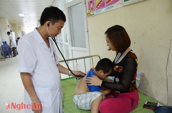 Bác sỹ Bệnh viện Sản - Nhi Nghệ An thăm khám cho bệnh nhân.