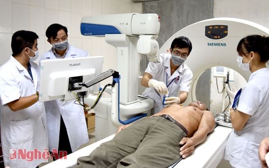 Sử dụng thiết bị hiện đại khám, chữa bệnh ở Bệnh viện Ung Bướu Nghệ An.
