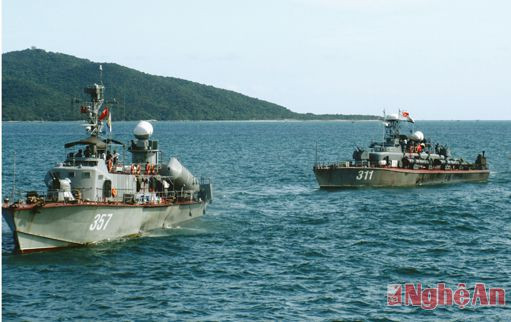 Biên đội tàu chiến đấu của Vùng 1 Hải quân huấn luyện trên biển.