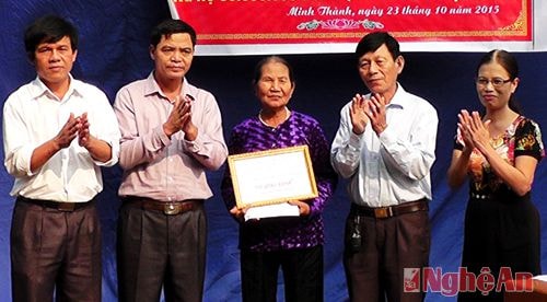 Trao tiền hỗ trợ xây nhà tình nghĩa cho mẹ liệt sỹ Lê Thị Biểu
