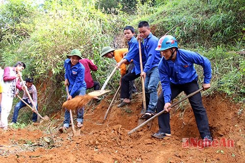 Đoàn viên, thanh niên huyện Quế Phong và xã Tri Lễ mở đường giúp dân.