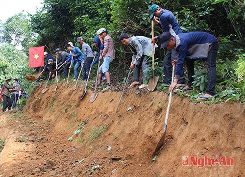Thanh niên xã Tri Lễ (Quế Phong) làm đường  vào bản Huồi Mới 1.