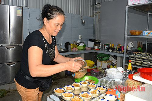 Cô giáo Trần Thị Diệu Hương làm bánh bèo.