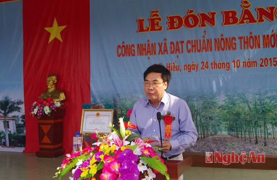 Ông Vi Lưu Bình - Phó Giám đốc Sở Nông nghiệp Nông thôn phát biểu đề nghị xã Tây Hiếu tiếp tục nâng cao chất lượng các tiêu chí