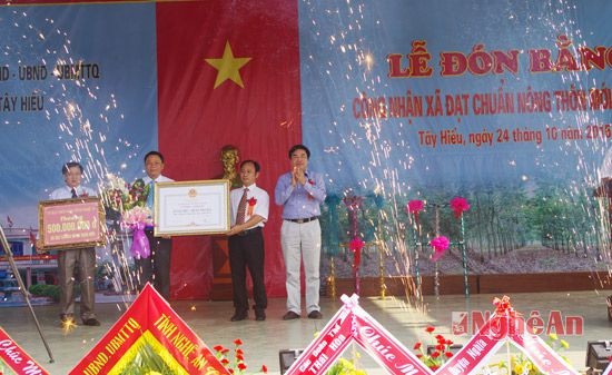 Trao Bằng công nhận đạt chuẩn NTM cho lãnh đạo xã Tây Hiếu, Tx Thái Hòa