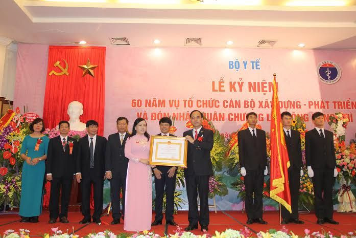 Bộ trưởng Bộ Y tế Nguyễn Thị Kim Tiến trao Huân chương Lao động Hạng Nhì cho tập thể Vụ Tổ chức cán bộ