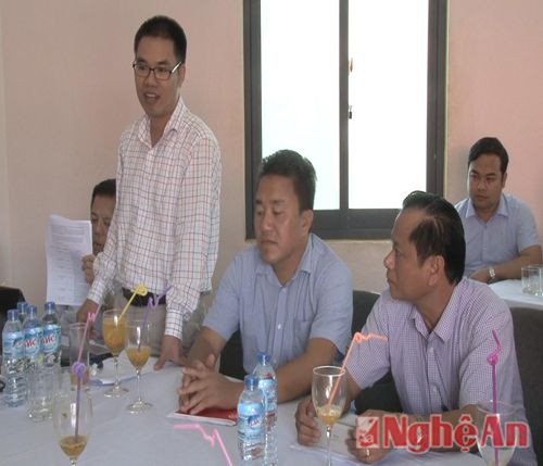 Ông Phạm Duy Thái - Giám đốc Công ty CP chanh leo Nafood báo cáo với đoàn công tác về tình hình áp dụng công nghệ cao vào sản xuất, nhân giống chanh leo.