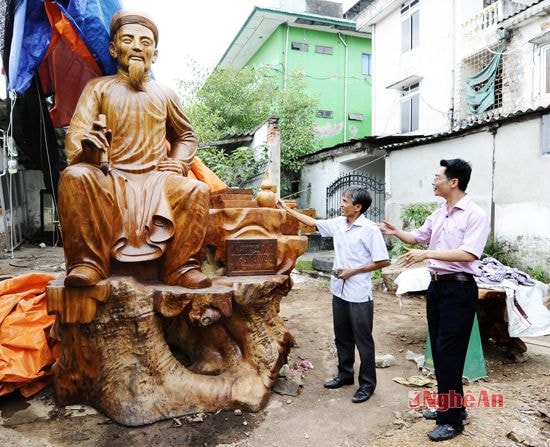 Anh Nguyễn Lê Huy (Ngoài cùng bên phải) bên bức tượng cụ Nguyễn Du sắp hoàn thành