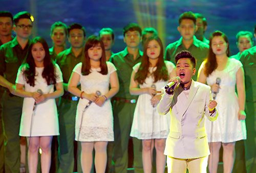 Trước đó, Tiến Quang của đội Dương Khắc Linh mở màn đêm thi với ca khúc mang âm hưởng nhạc truyền thống cách mạng 