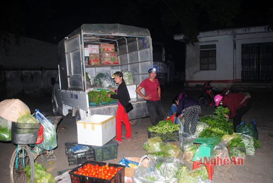 Trong khi đó các tư thương đã tập kết rau củ quả