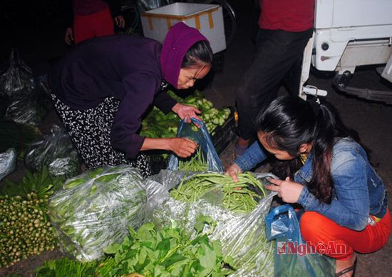 Những phụ nữ đi chợ sớm để chọn rau xanh cho cả ngày