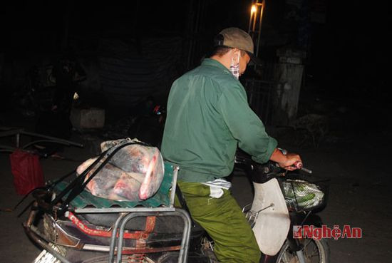 Người đàn ông này thực hiện dịch vụ giao hàng tận nhà cho khách
