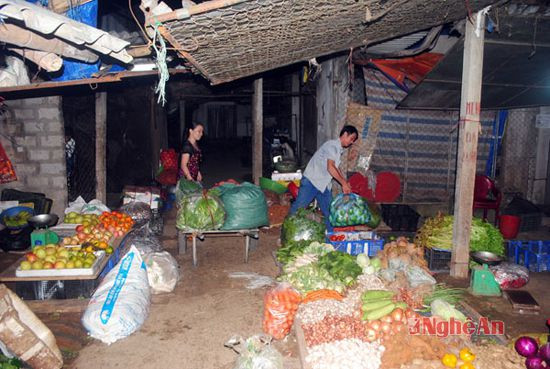 Khu vực đình chợ không khí mua bán khá nhộn nhịp