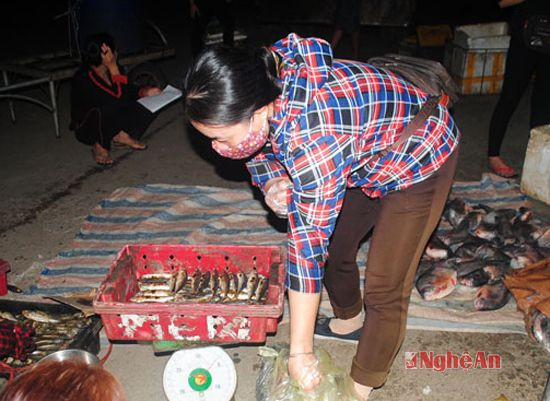 Cá biển cũng là mặt hàng được ưa chuộng tại chợ trung tâm Quỳ Châu
