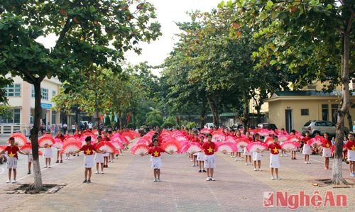 Tiết mục đồng diễn của các em học sinh trường Tiểu học Lê Mao, chào mừng các đội tuyển trường bạn về tham gia thi đấu.