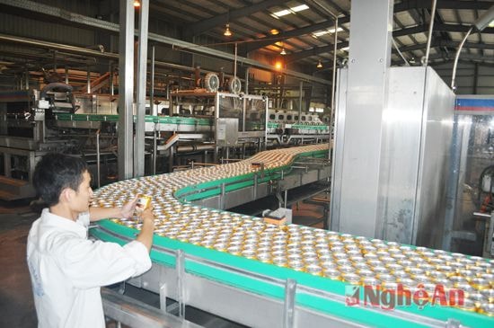 Trong ảnh: dây chuyền chiết lon tại Công ty bia Hà Nọi - Nghệ An
