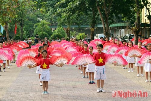 Rực rỡ sắc màu đồng diễn.