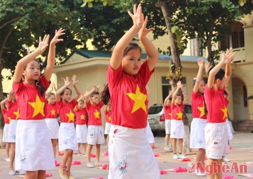 Sôi động thể dục nhịp điệu, thể hiện tinh thần thể thao khỏe khoắn mở đầu khai mạc Hội khỏe Phù Đổng.