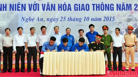 Các tổ chức đoàn ký cam kết thực hiện đảm bảo trật tự ATGT