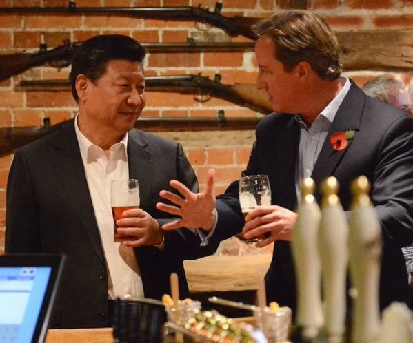 Thủ tướng Anh David Cameron và Chủ tịch Trung Quốc Tập Cận Bình cùng trò chuyện. Ảnh: AP