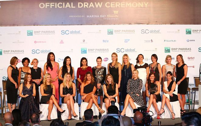 21 tay vợt hàng đầu có mặt tại lễ bốc thăm, trong đó Maria Sharapova nổi bật với chiếc váy mỏng với họa tiết hoa trắng in trên nền vải đen. Tay vợt số một thế giới Serena Williams không xuất hiện, đồng thời không thi đấu tại WTA Finals năm nay do không có thể lực tốt nhất.
