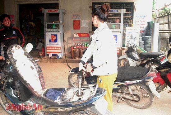 Trạm bơm xăng của chị Trần Thị Lan ở xã Châu Phong (Quỳ Châu) không cần đến máy phát điện nữa.
