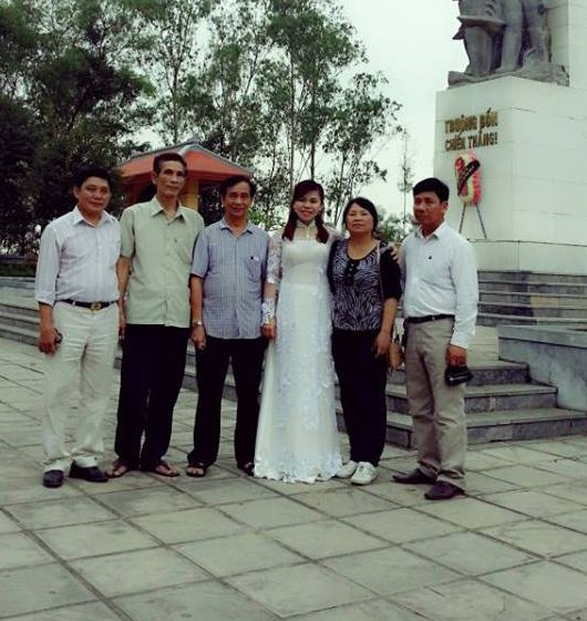 Lương Khắc Thanh (thứ ba từ trái sang) cùng ca sỹ Quế Thương và bạn bè trong lần đi quay phim về bài hát  “Lá thư Truông Bồn”.