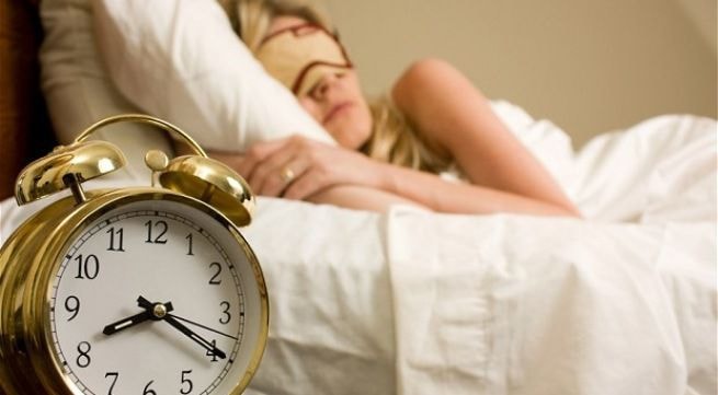 Thói quen ngủ nướng vào cuối tuần sẽ ảnh hưởng đến đồng hồ sinh học của bạn, khó trở lại lịch ngủ bình thường. Ảnh: Telegraph.