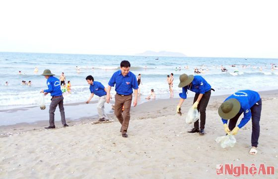 Đội thanh niên xung kích tình nguyện bảo vệ môi trường bãi biển Cửa Lò tổ chức thu gom rác trên bờ biển