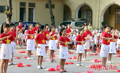 Màn biểu diễn dân vũ của học sinh trường Tiểu học Lê Mao 