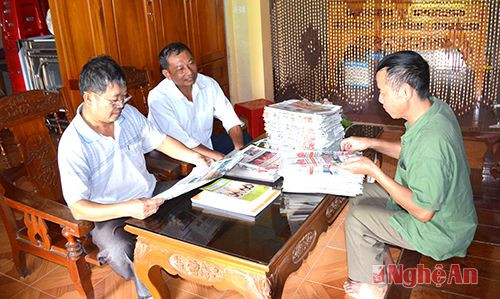 Chi ủy thôn 3, xã Thanh Đồng (Thanh Chương) trao đổi lựa chọn thông tin từ báo đảng để phục vụ  sinh hoạt chi bộ.