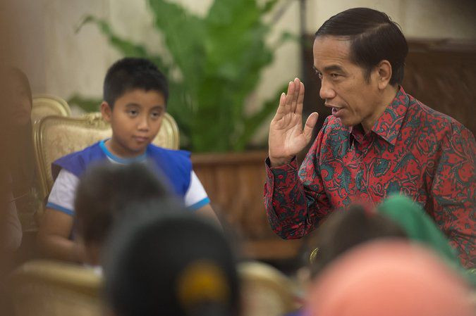 Tổng thống Indonesia Joko Widodo tại một trường tiểu học của Jakarta hồi tuần trước. Ảnh: Reuters.