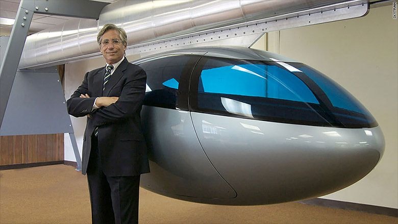 Jerry Sanders, CEO của SkyTran cùng với chiếc xe SkyTran từ tính