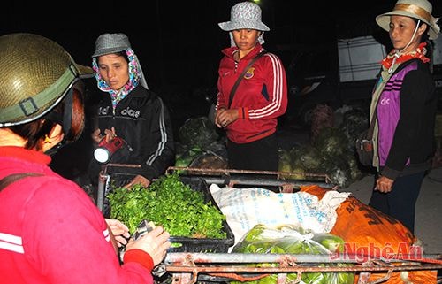 Chợ rau đêm xã Quỳnh Văn (Quỳnh Lưu).