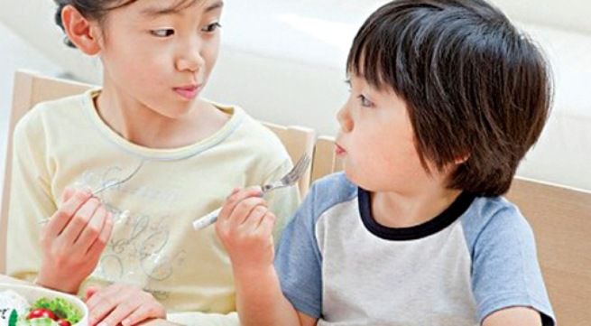 Nên tập cho trẻ thói quen ăn nhiều rau quả ngay từ nhỏ.