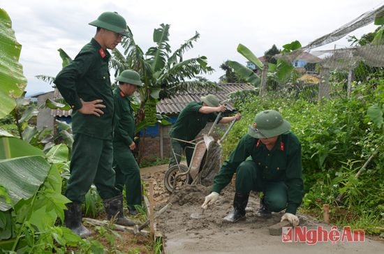 Trong năm, Quân khu 4 có 71 dự án với 96 công trình xây dựng cơ bản. Trong ảnh, chiến sỹ Đoàn Kinh tế - Quốc phòng 4 xây dựng doanh trại. Ảnh: Nguyên Khoa