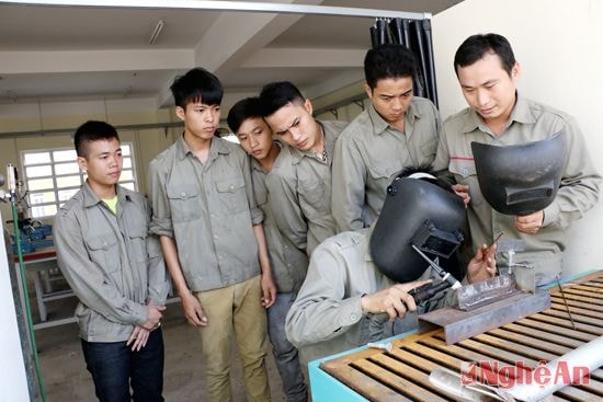 Dạy nghề cho học sinh ở Trường Cao đẳng nghề số 4 (Bộ Quốc phòng).