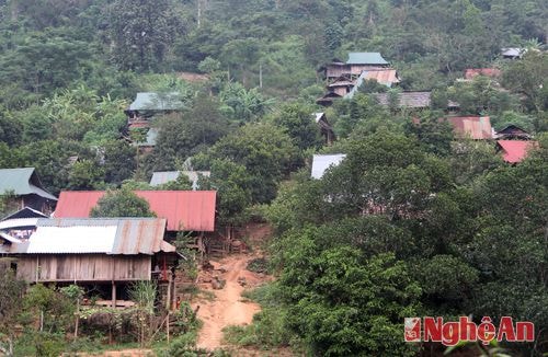 73 nóc nhà của người dân Piêng Pèn nằm chênh vênh bên sườn của dãy Trường Sơn hùng vĩ,