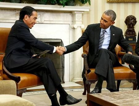 Tổng thống Mỹ Barack Obama và Tổng thống Indonesia Joko Widodo bắt tay sau cuộc gặp tại Phòng Bầu dục, Nhà Trắng ở Washington hôm 26/10. Ảnh: Reuters.