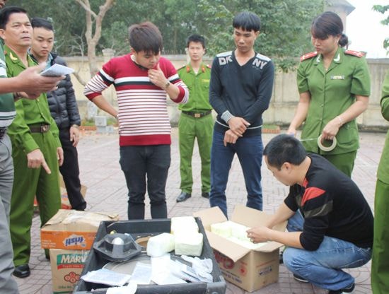 Lực lượng công an khám nghiệm tang vật thu giữ.