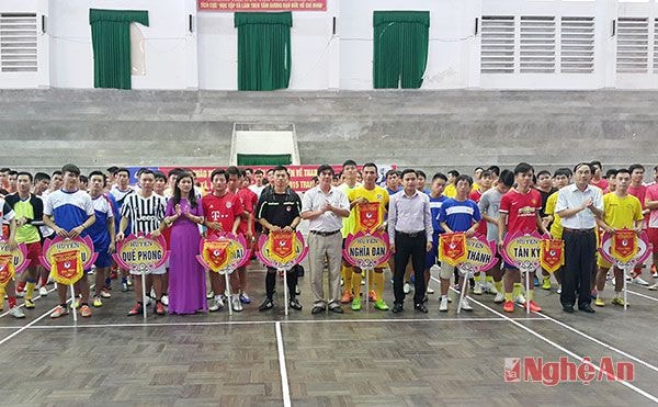 Lãnh đạo Ban Tuyên giáo Tỉnh ủy, Sở VH, TT&DL và Công ty CP Thể thao Động Lực (Nhà tài trơ)  tặng hoa và cờ lưu niệm cho các đội bóng 